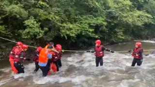 河水突然暴涨，6人被困河中，警方紧急救援！看看吧