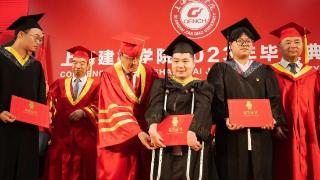 经历17次大手术的青年坐着轮椅毕业了，他将在上海张江科学城工作