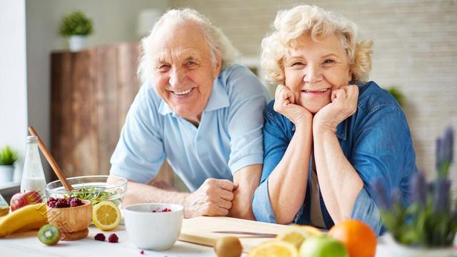 日常生活中，老年人还要做到：远离2种食物，多吃5种食物