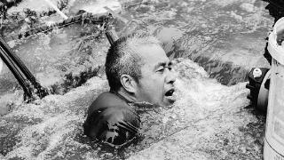 潜下1.5米深排水渠，58岁临安村干部徒手清淤