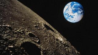 月球上到处都是坑坑洼洼的陨石坑，可为何地球上却很少有?