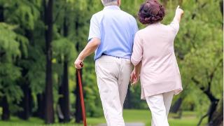 医生提醒：过了70岁要少散步，多做2件事，许多老年人不重视