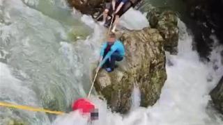 浙江台州两名游客横渡溪流落水失联超18小时，应急部门：仍在搜