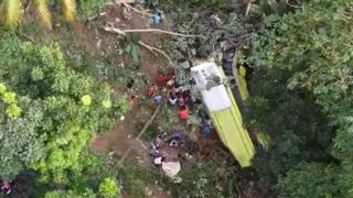 菲律宾一辆巴士坠入悬崖 已致25人死亡