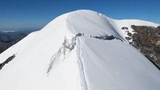 四川甘孜一雪山出现50米长冰裂，当地紧急叫停登山活动