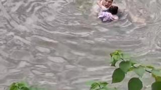 广东清远：女童落水 一男子从8米高河堤纵身跃下救起