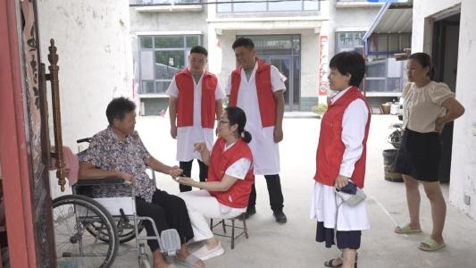 单县中心医院党员志愿者开展关爱老人送健康义诊活动