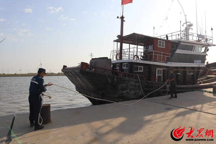 潍坊海警局寿光工作站成功救助一艘搁浅渔船