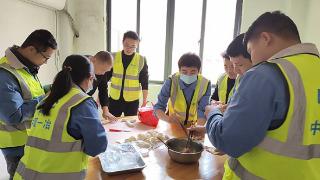 龙州县水口边贸扶贫产业园项目开展冬至包饺子活动
