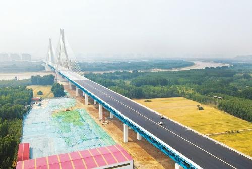 G104京岚线济南黄河公路大桥开始沥青摊铺