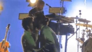 马蒂·希利 Matty Healy在舞台上亲吻乐队成员 遭音乐节巨额索赔