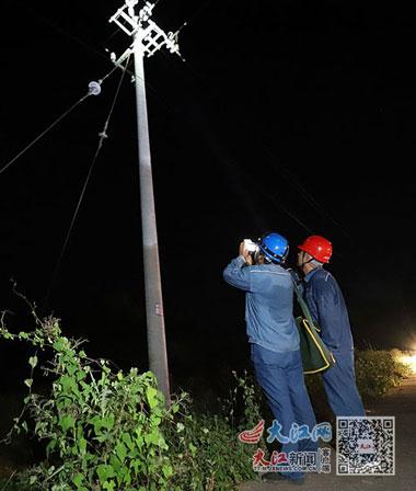 夜巡排查除隐患 迎峰度夏保运行