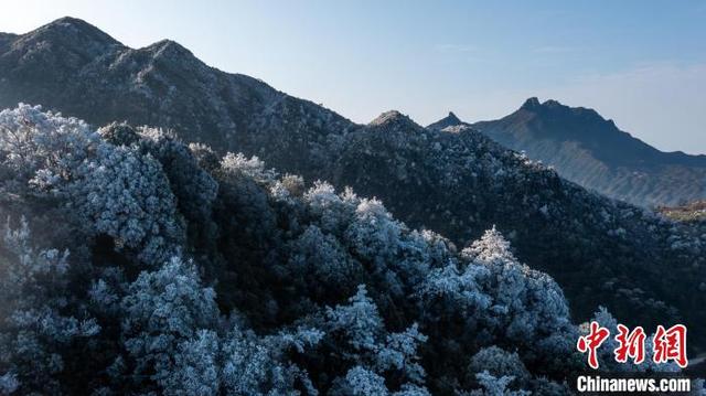 广东潮州凤凰山出现雾凇、冰挂景观