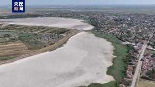 高温热浪持续 塞尔维亚北部一盐湖干涸