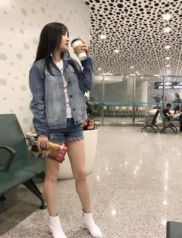 52岁杨钰莹带火了一种新穿法：牛仔外套+短裤+小白靴，洋气又减龄