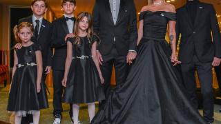 旺达携全家参加颁奖典礼，黑色长裙尽显优雅