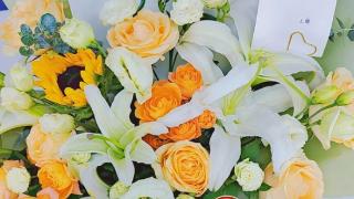 淅川县妇幼保健院产妇出院后 特地送来鲜花感谢