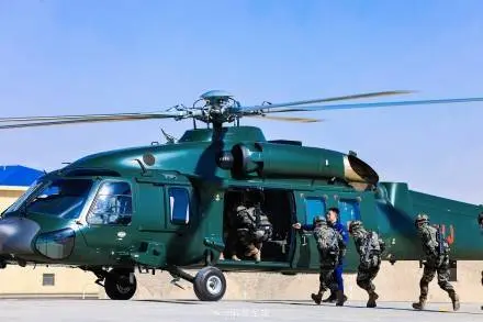酷！武警特战队员直升机融合训练