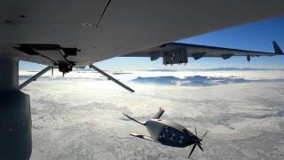 美国进行从另一无人机上发射的无人机试飞