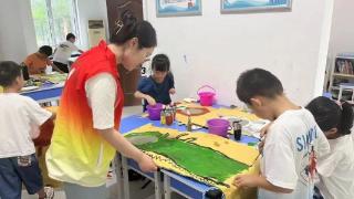 济宁市泗河街道圣华社区儿童服务站开展创意牛皮纸袋美术课程