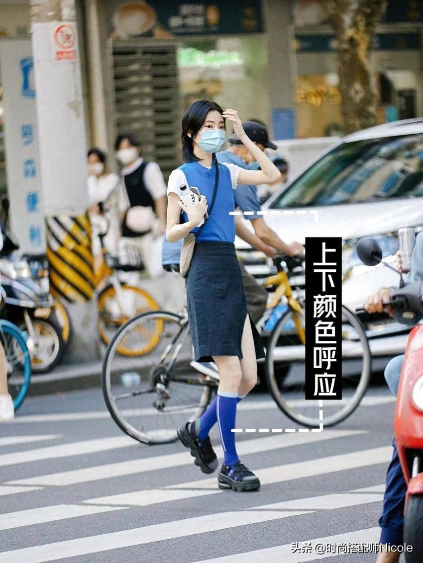 上海女生印花裙的穿搭方法