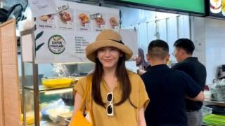 也关注国足？中国内地女演员尤靖茹到桑尼的椰浆饭餐馆打卡