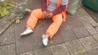 四川自贡环卫工偷枇杷被拘4天，警方：涉案金额不到一斤