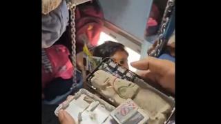印度小贩火车上售卖廉价充电宝 乘客拆开发现里面塞满泥土