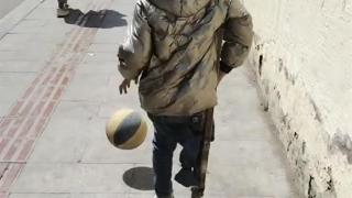 四川大凉山11岁残疾男孩拄拐打篮球：偶像是易建联