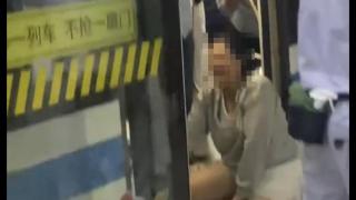 上海地铁西藏南路站一乘客不慎把腿卡在站台缝隙里，已救出受皮外伤