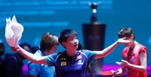 孙颖莎以8300分领跑乒乓球世界，王曼昱面对争议遭批评回应