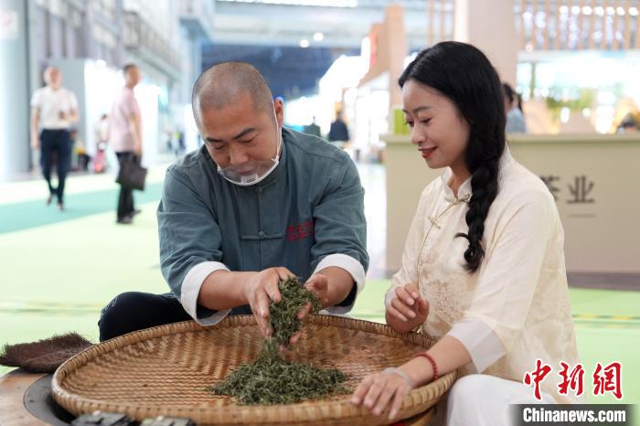 第十三届四川国际茶博会吸引民众参观