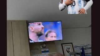 贝利在病房与女儿观看了阿根廷的半决赛，并为梅西加油