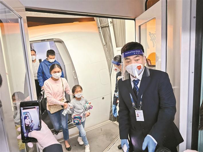 入境防疫政策调整后首个入境客运航班 ZH9024抵达深圳