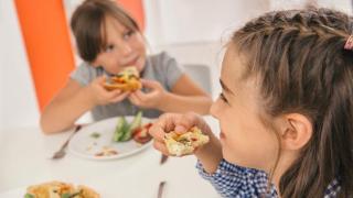 如何通过亲子烹饪活动提升孩子的饮食兴趣？