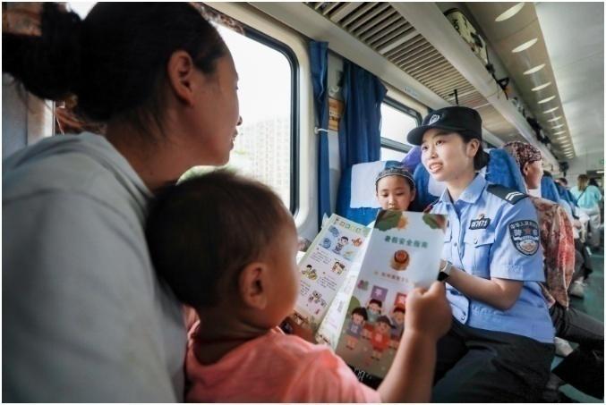 暑期来临，杭州乘警支队“小候鸟”安全小课堂开讲啦