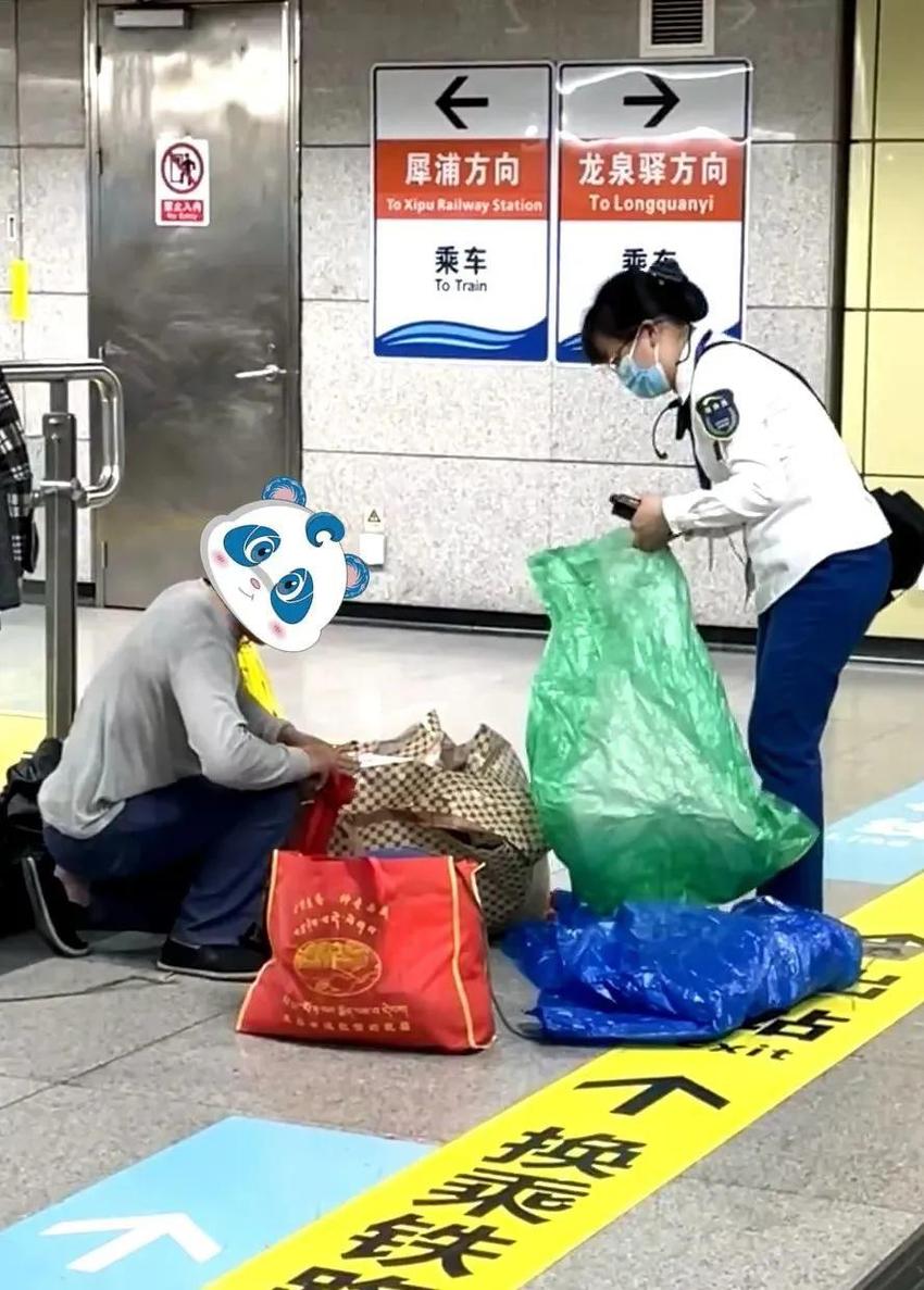 成都地铁“行李大拯救”！网友：“有被暖到”