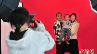国际家庭日：长春市民拍摄家庭照享受幸福瞬间