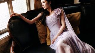 杨幂身穿紫丁香长裙亮相，灯光下的她如梦如幻