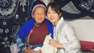 51岁杨钰莹和51岁妇人合影，网友：时间你都去哪了