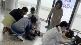 点赞！医学生情侣机场跪地抢救晕倒男子