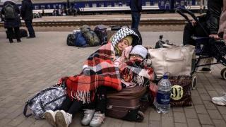 基辅被炸后心酸一幕，孩子露宿街头无家可归，乌难民人数或激增