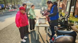 暖心送爱 翰林缘社区为居民送上热气腾腾的饺子