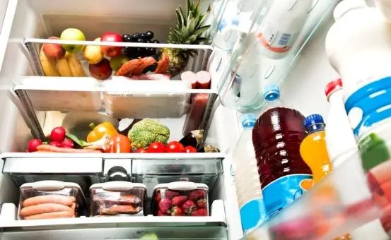 28岁女子确诊胃癌，提醒父母：冰箱久放的3种食物，及时扔掉
