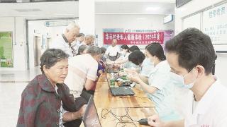华丰镇社区卫生服务中心：开展义诊活动 呵护老人健康