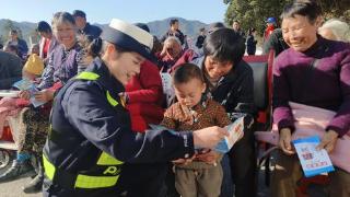 宜春交警明月山大队深入乡村送交通安全文化大餐