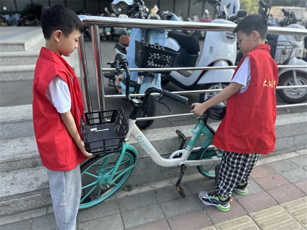 郑州市惠济区东风路小学：双手有温度 让单车“回家”