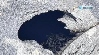 环城南路佴河巷口出现一个黑洞疑似掉落窨井盖