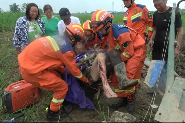 湖北潜江村民被卷进旋耕机“咬”住了大腿