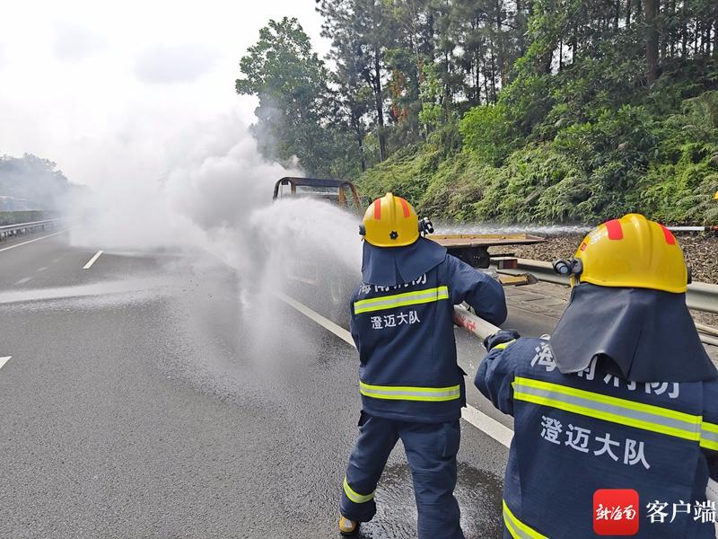 海三高速海口往五指山方向发生货车自燃事故 未造成人员伤亡